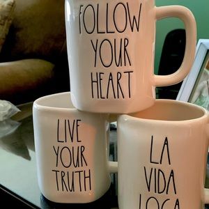 Rae dunn mugs.
